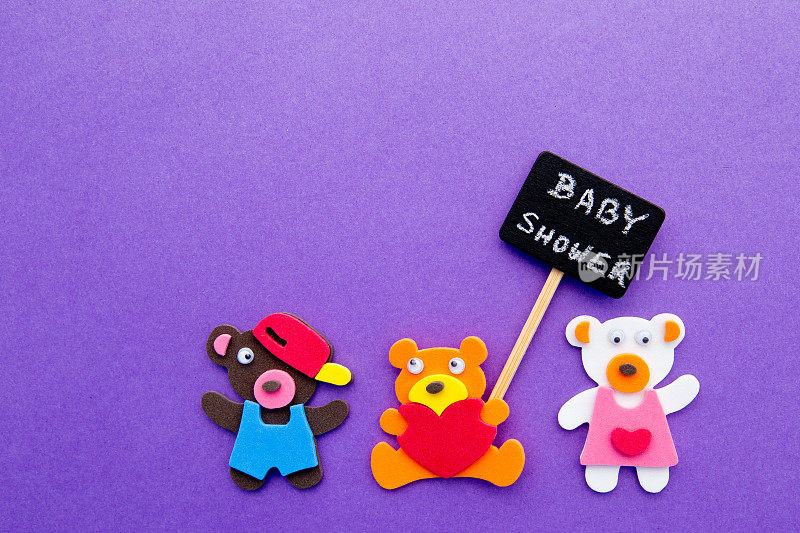 宝宝淋浴-熊与黑板标志在紫色的背景