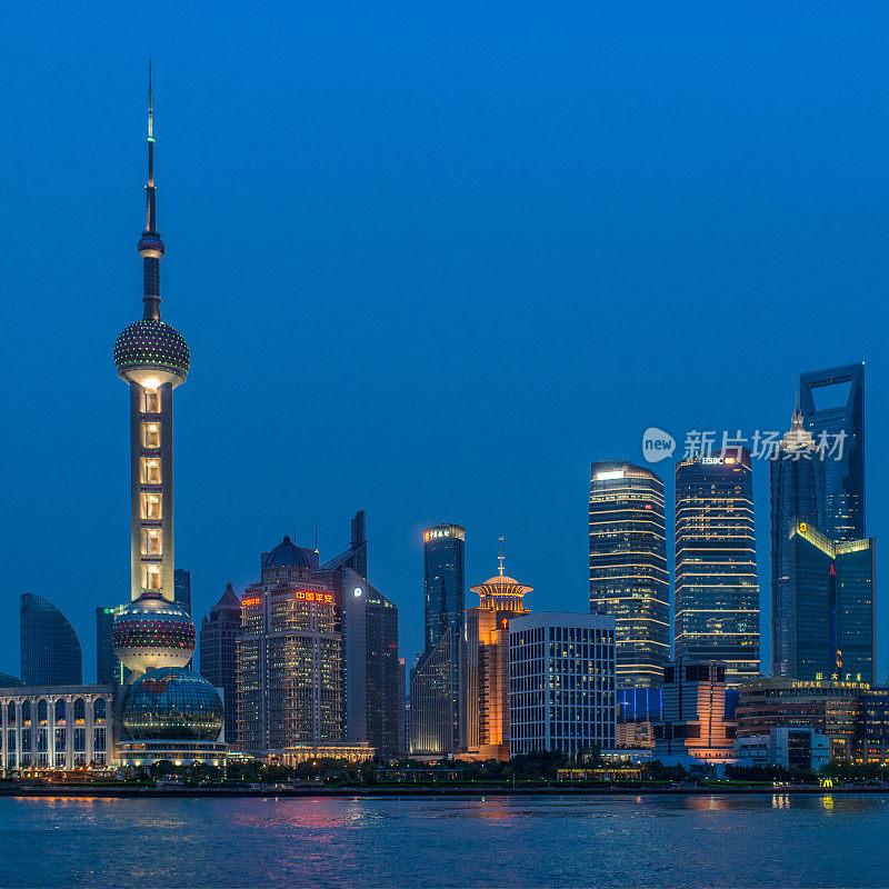 黄昏中的上海天际线，中国黄浦江畔