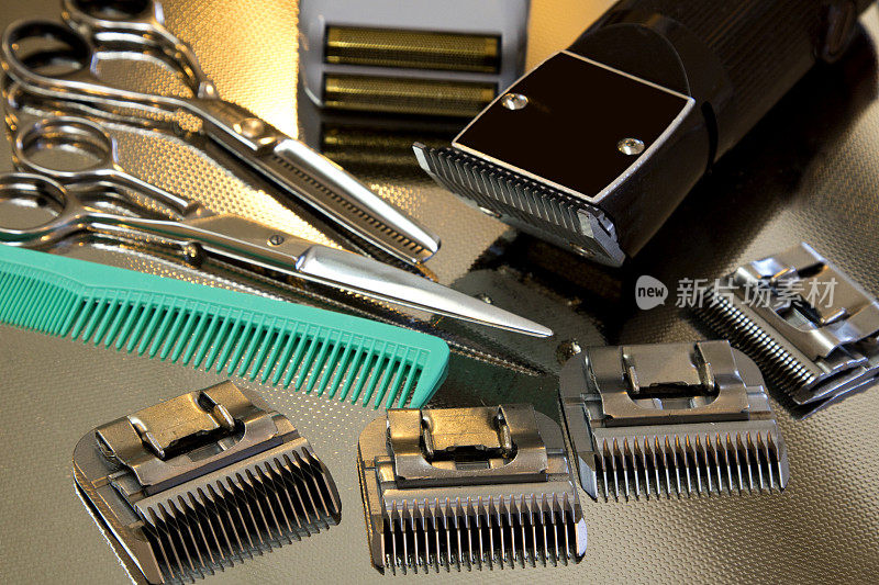 理发师的剪子配件刀片与剪子和梳子在反光表面