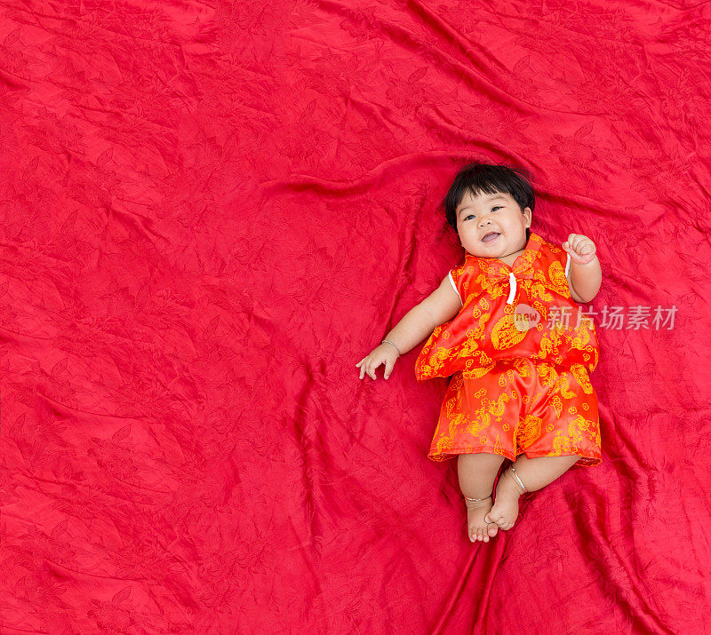 可爱的亚洲宝贝女孩在中国新年主题与拷贝空间。
