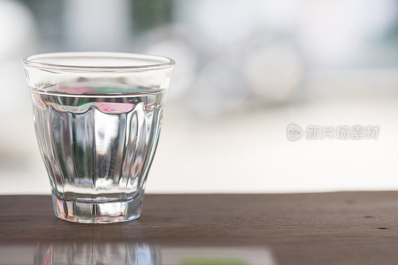 木桌上放着一杯水