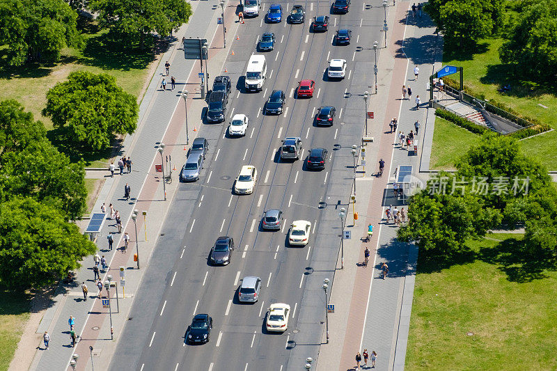 柏林波茨坦广场上繁忙的街道和人行道上车辆和行人的航拍