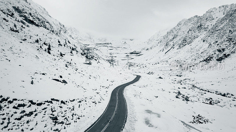 雪山之间空发夹曲线。高角度视图