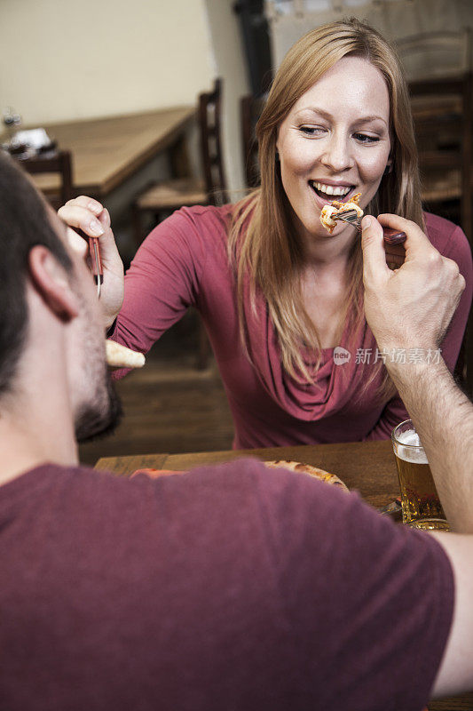 相爱的年轻夫妇互相喂对方