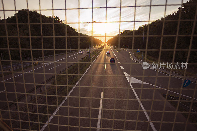 高速公路上的日落