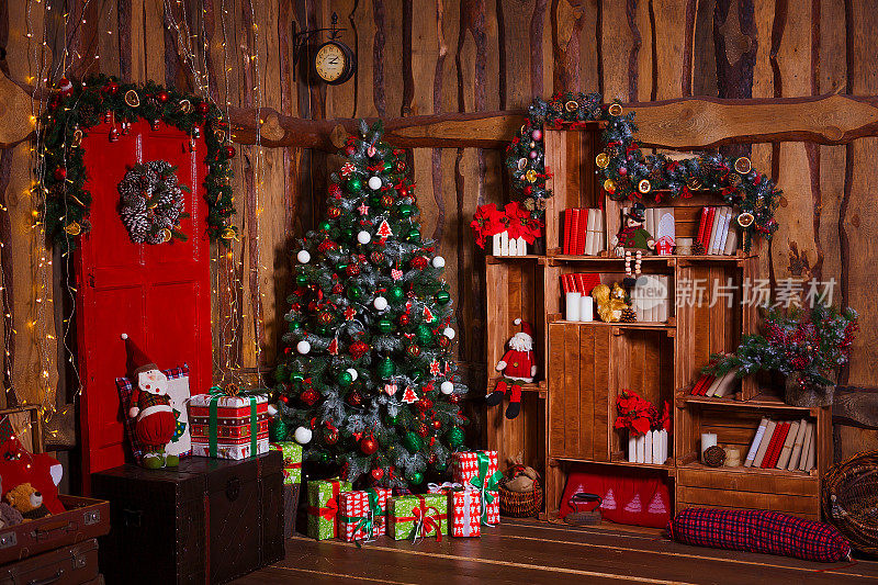 采购产品圣诞房室内设计，圣诞树装饰灯，礼物，礼物，玩具，蜡烛和花环照明