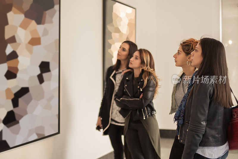 四个女朋友在美术馆看现代绘画