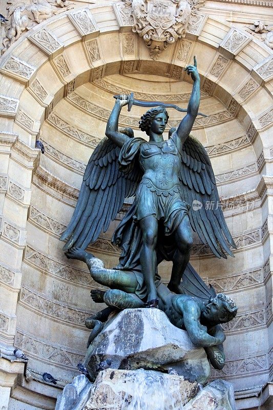 在法国巴黎圣米歇尔方丹雕像