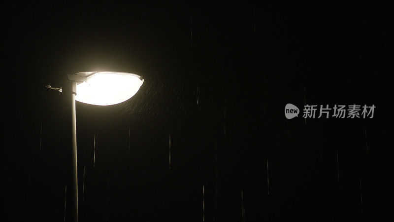 雨夜。孤独的路灯柱