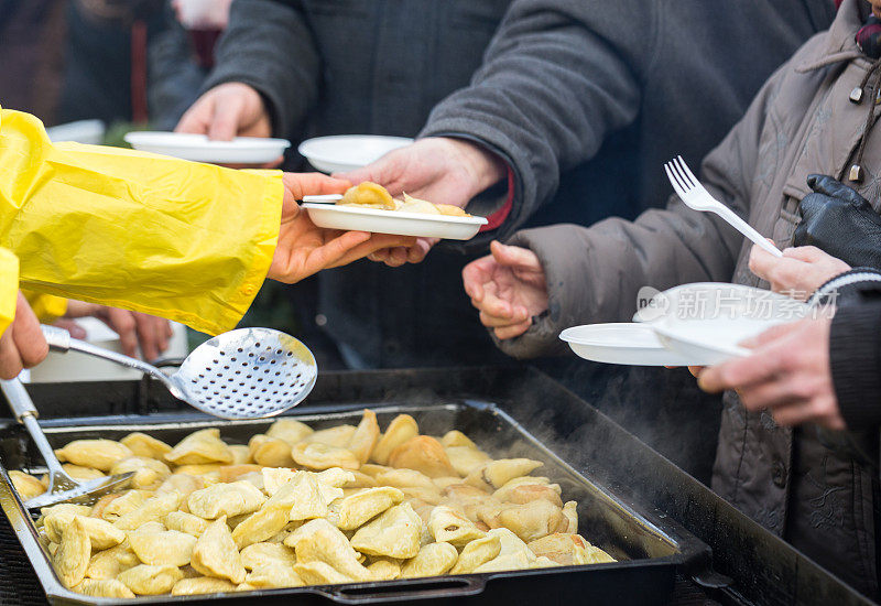 为穷人和无家可归者提供温暖的食物