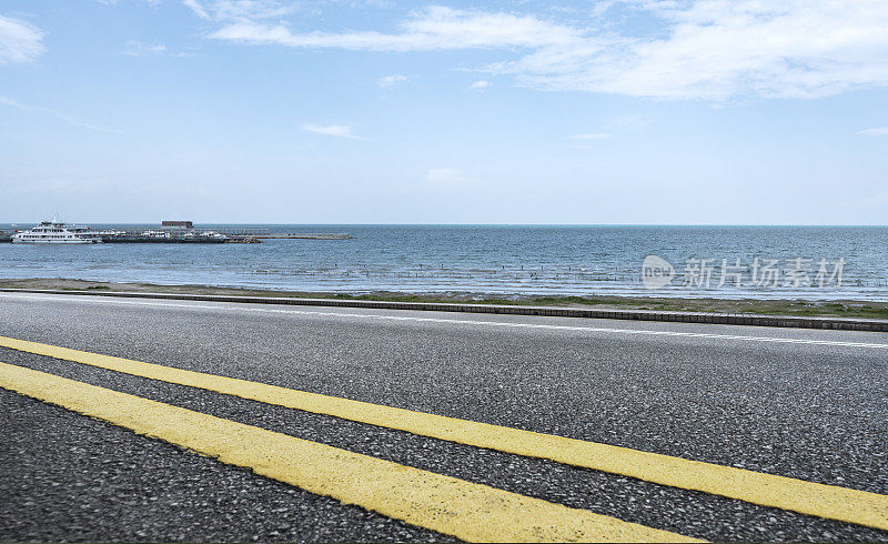 空旷的道路，蓝天下美丽的海景