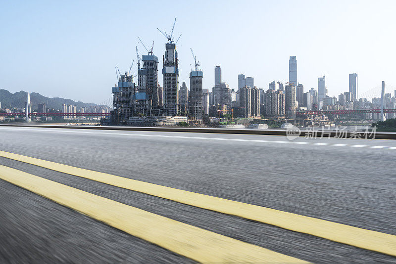 现代城市天际线和空旷的城市道路