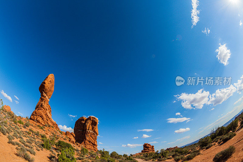 炙热的阳光照在砂岩山和沙漠景观上