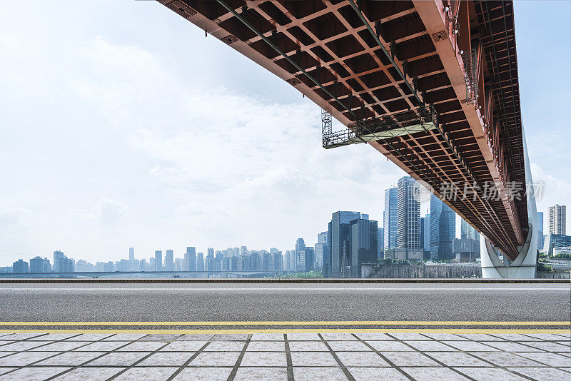 现代城市天际线和空旷的城市道路