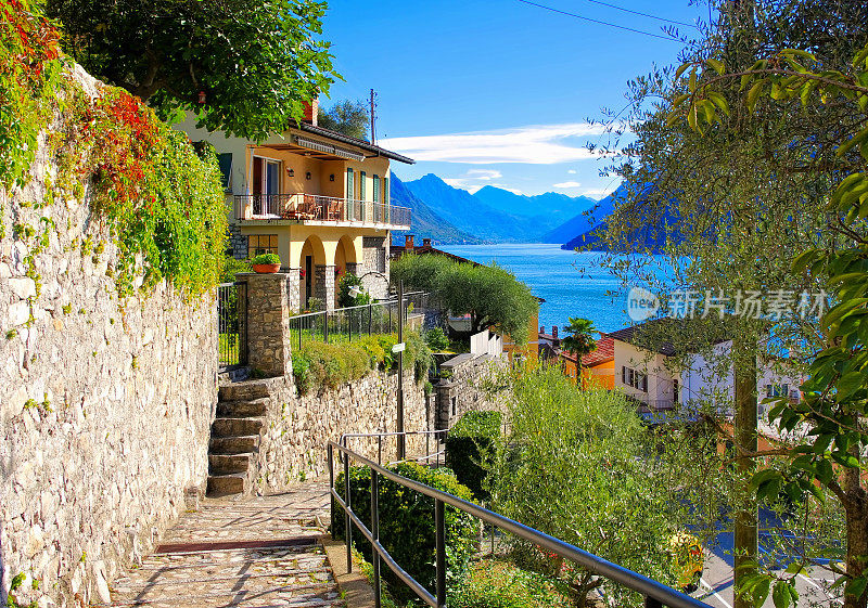 瑞士卢加诺湖上的一个小村庄