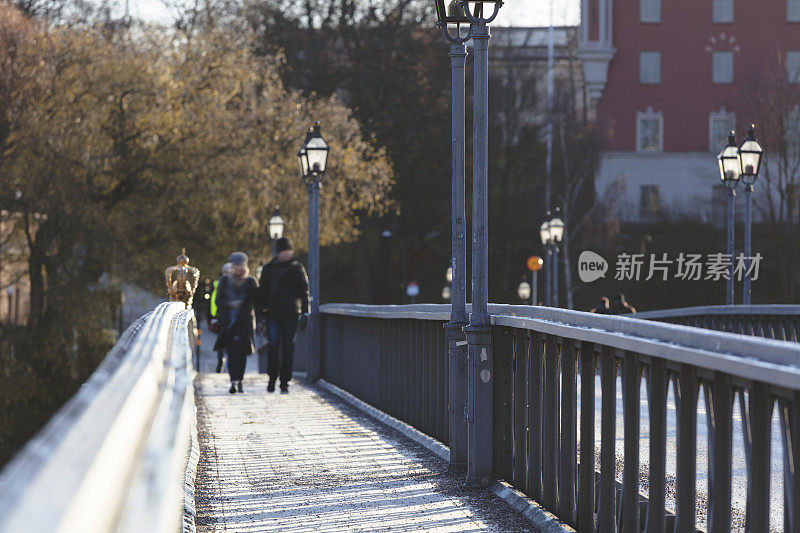 瑞典斯德哥尔摩斯开普肖尔曼大桥上的金冠