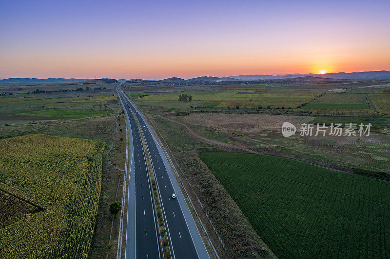 美丽的日落在Trakia高速公路在保加利亚鸟瞰图