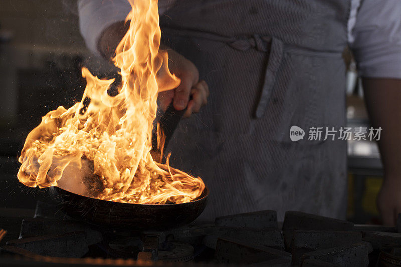 煎锅着火了。