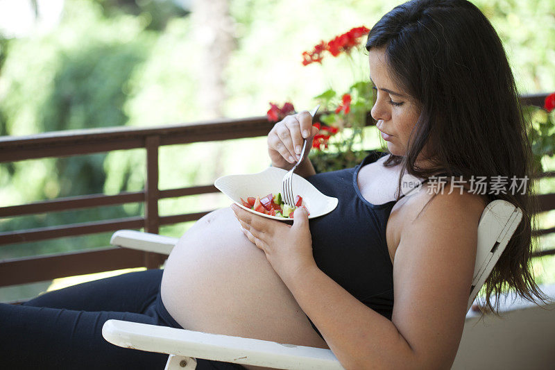 怀孕了，快乐的妈妈，吃着沙拉