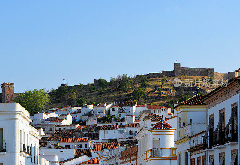 阿拉塞纳，韦尔瓦，Andalucía，西班牙-白色的建筑和中世纪的墙壁