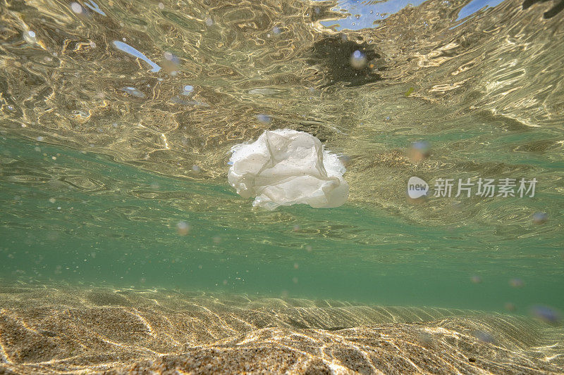 漂浮在海里的塑料袋