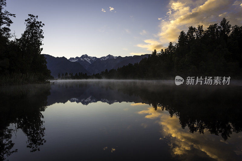 马西森湖自然全景在日出，新西兰