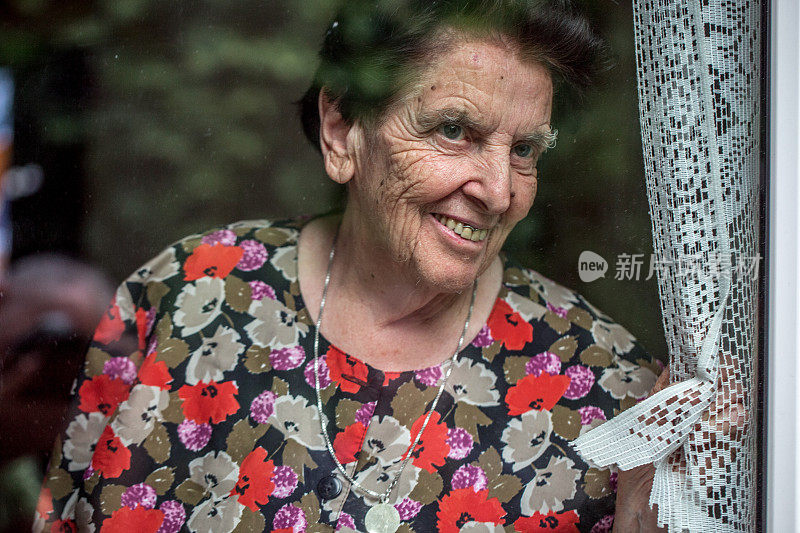 一位年长女性的肖像扔向窗户