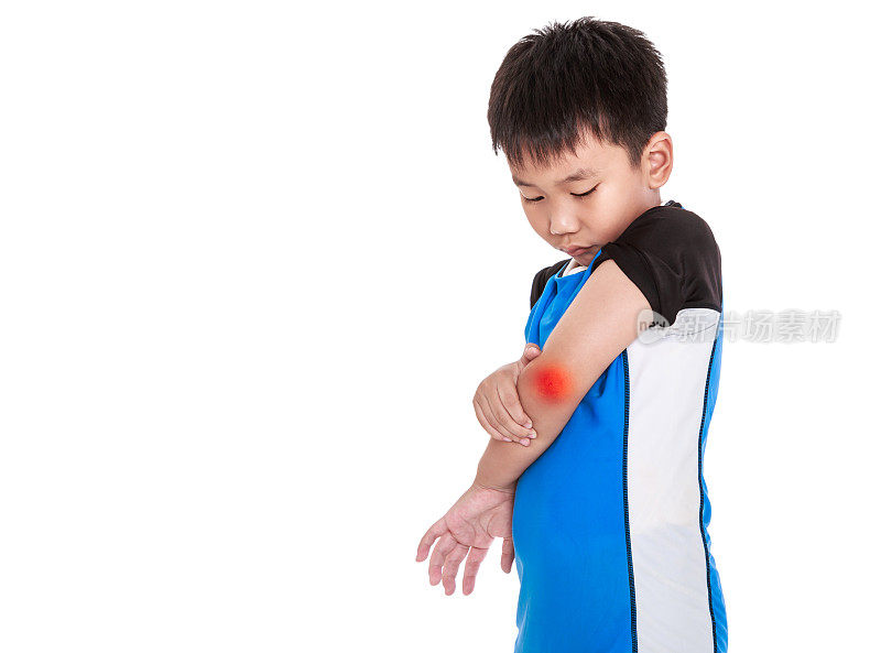 亚洲儿童自行车手肘部受伤。孤立在白色背景上。