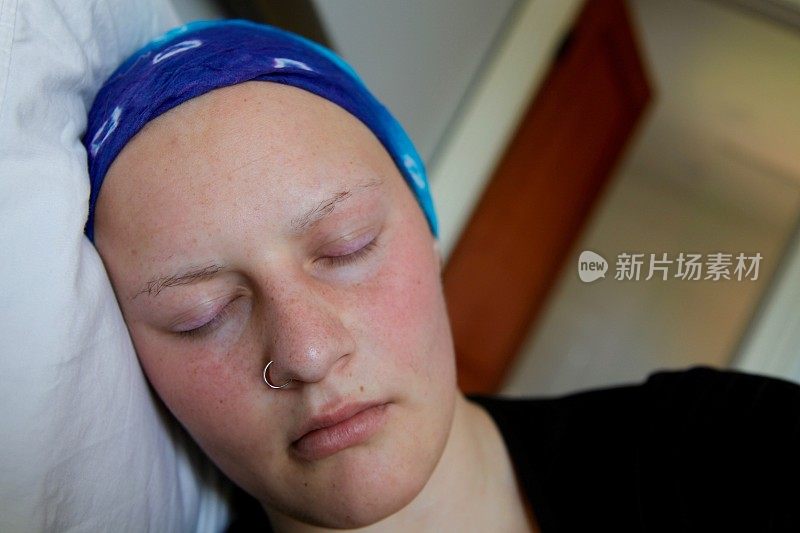 癌症患者戴着头巾睡觉的特写