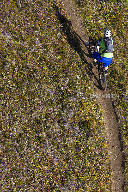 这是加拿大不列颠哥伦比亚省一名男子骑山地车的鸟瞰图。