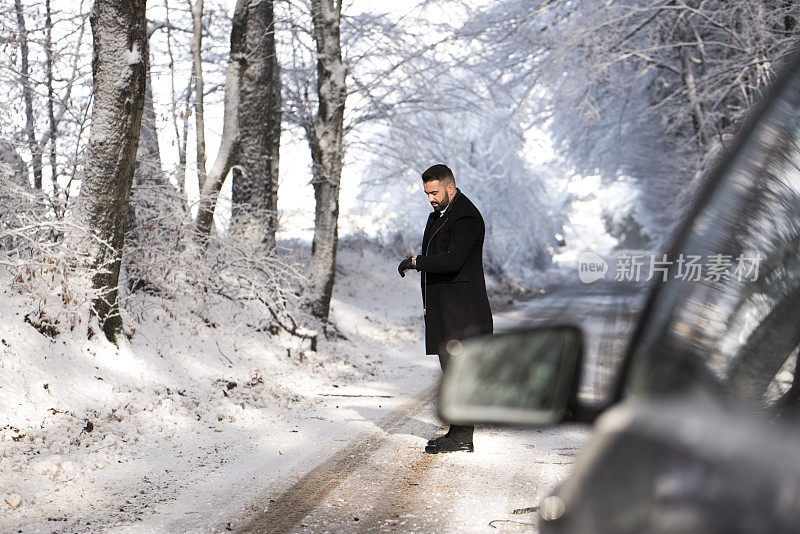 在雪路上等人