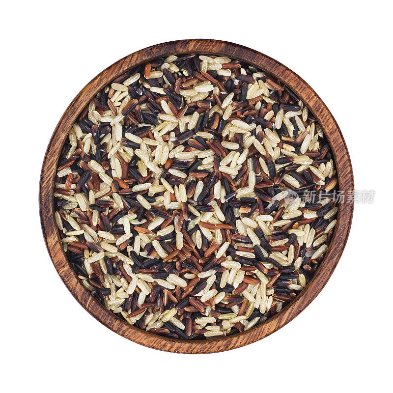 木碗里的混合米孤立在白色的背景上。黑色，红色，棕色，印度香米混合。俯视图