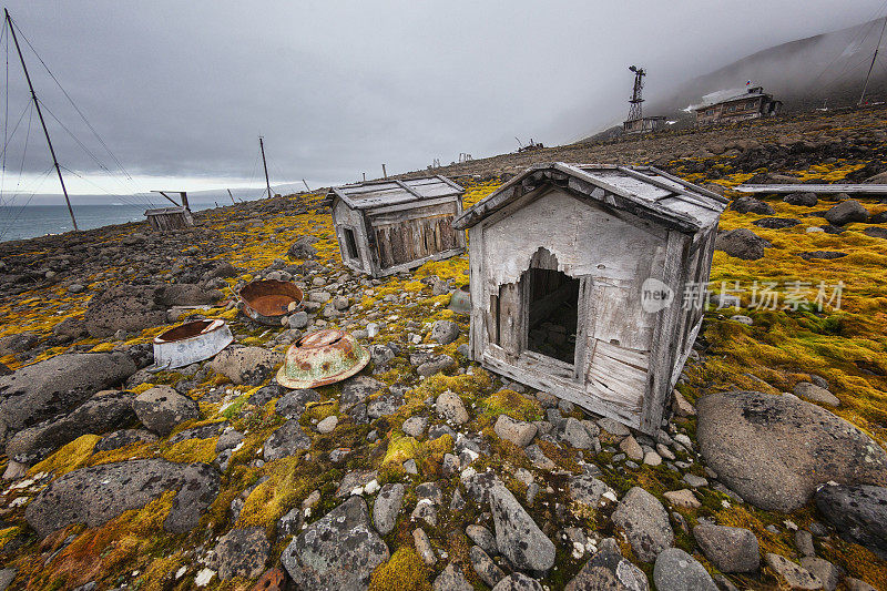 在北极的极地站被遗弃的狗窝。
