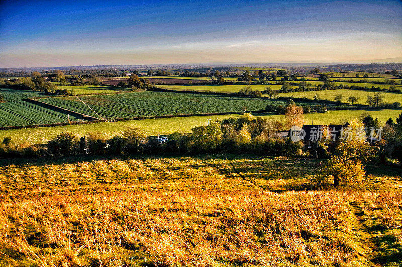 英格兰中部伍斯特郡，从圣玛丽圣母教堂汉伯里村俯瞰乡村。这是无线电连续剧《弓箭手》中安桥村的场景