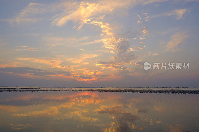 北海海滩沙丘上的夏日日落