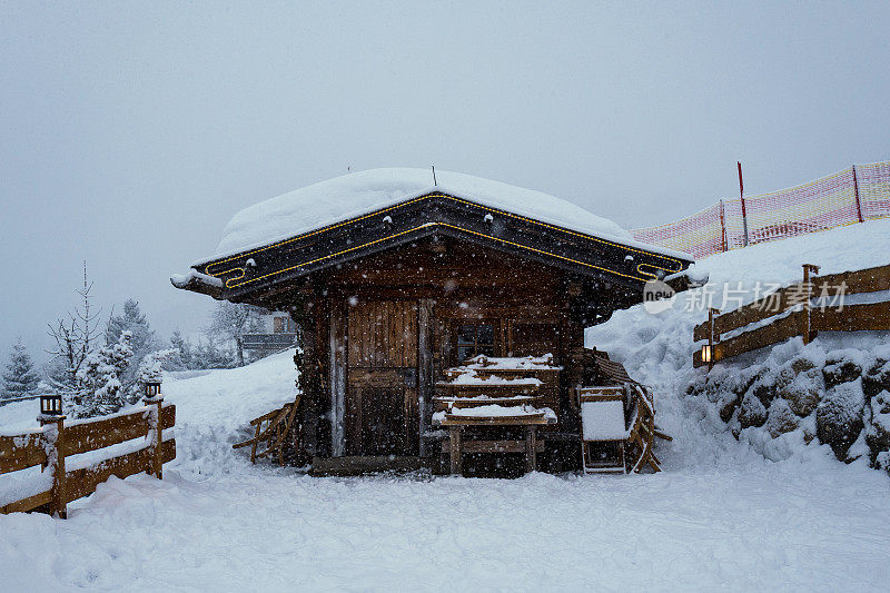 阿尔卑斯山的冬季仙境和山间小屋