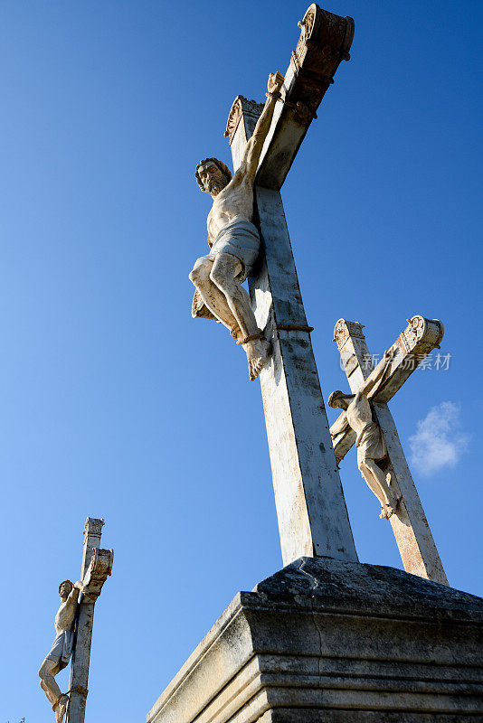 耶稣基督在各各他山上的受难像是基督教复活节的象征