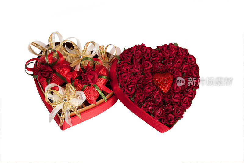 情人节混合心形巧克力放在白色背景的心型盒子里
