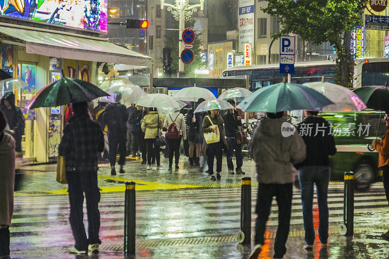 雨中的城市:在繁忙的东京街道在夜晚倾盆大雨