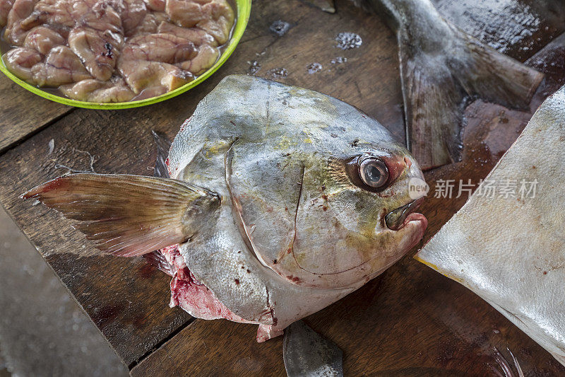 市场上的鱼头