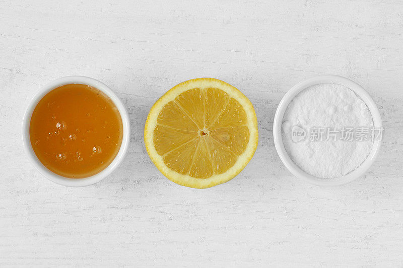 用蜂蜜、柠檬汁和小苏打制成的自制面膜
