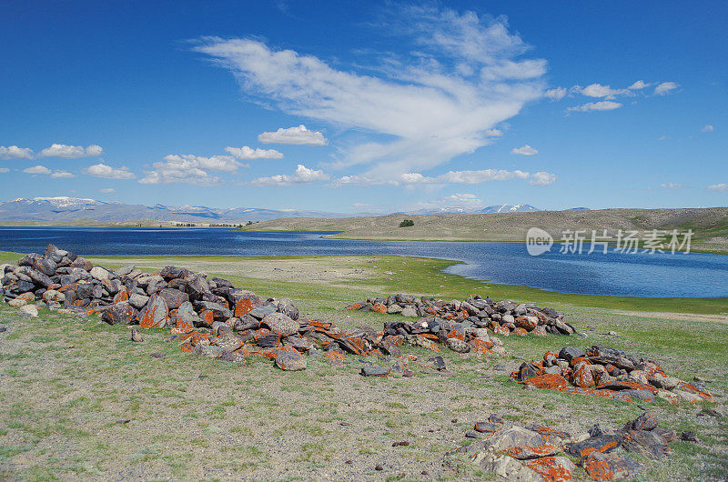 蒙古阿尔泰。胡尔干湖位于中国边境附近的阿尔泰山脚下。海拔高度约2000米。自然和旅游。蒙古，阿尔泰塔万博格国家公园