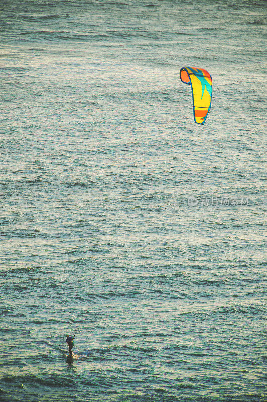 水翼风筝冲浪者直上