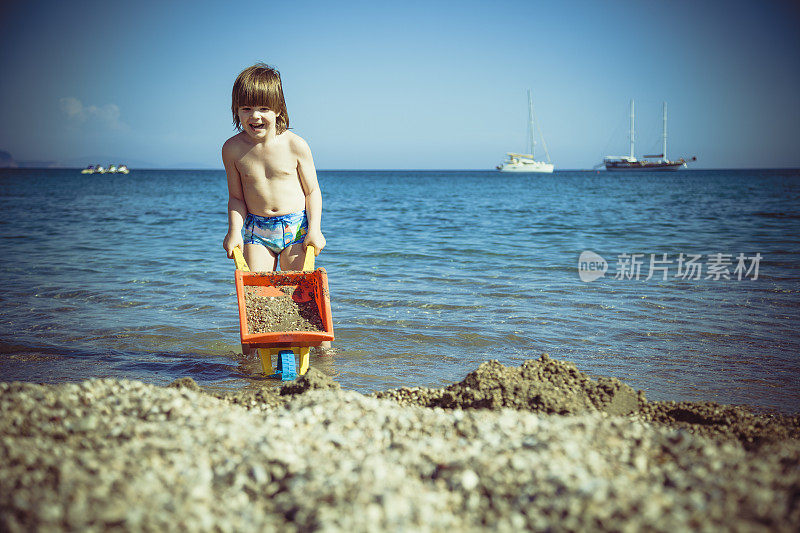 孩子们在海滩上玩玩具