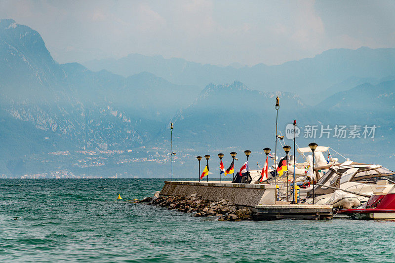 在一个朦胧的日子里，小船停泊在意大利加尔达湖的加尔达湖