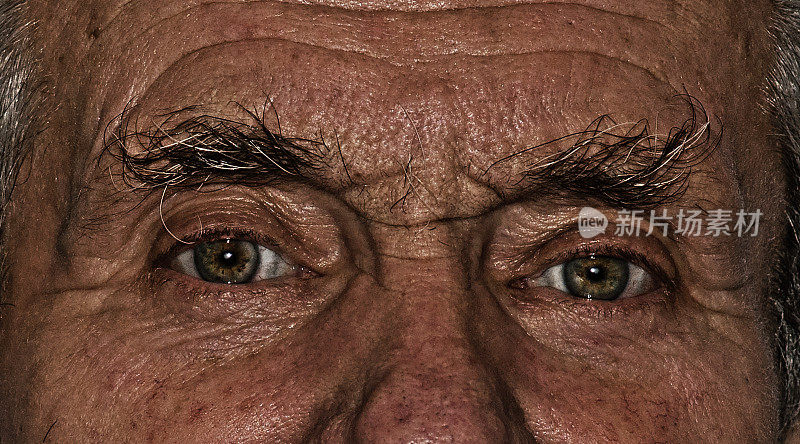 老人的眼睛