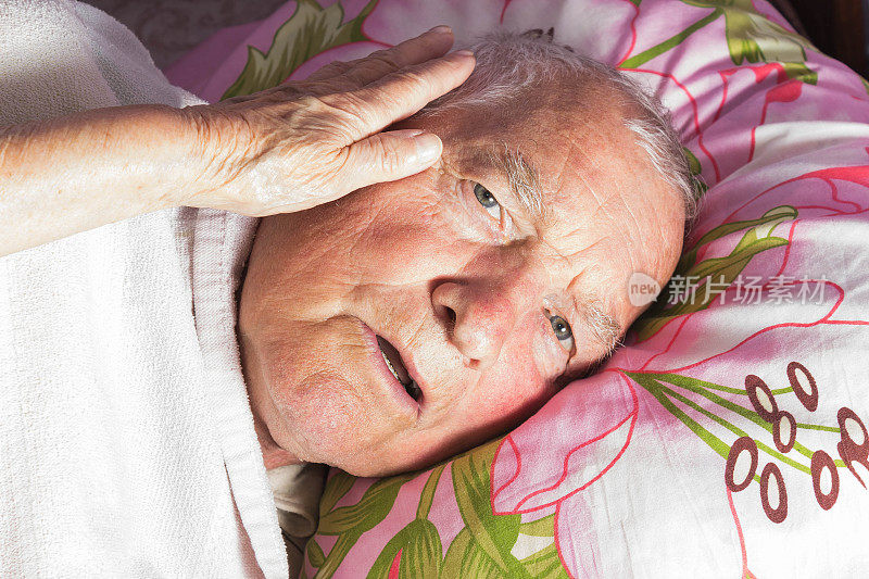 80岁以上的老人躺在家里的床上