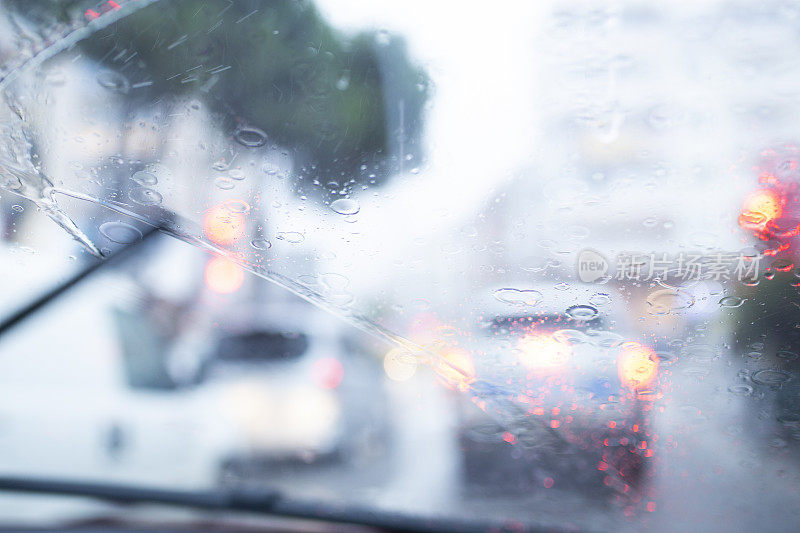 大雨天交通堵塞