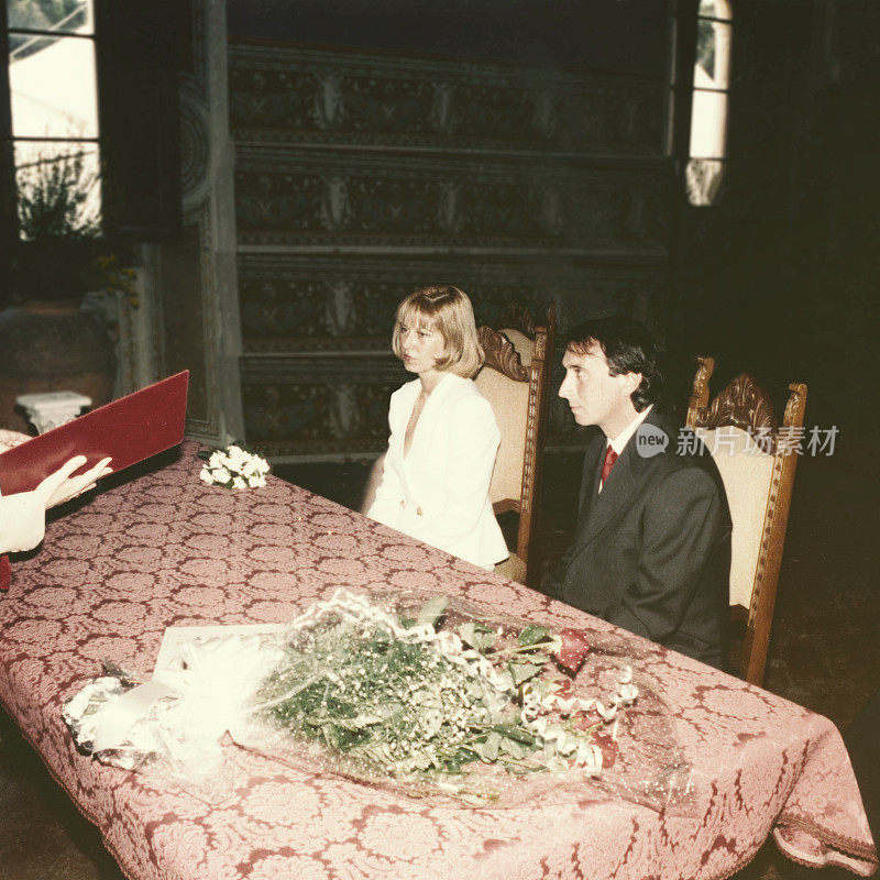 一对幸福的年轻夫妇在1968年结婚