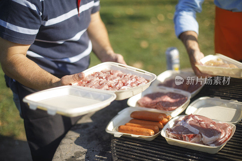 老年人在野餐